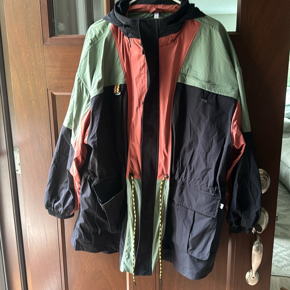 Women’s brand new Fabletics windbreaker. Size XXL/1x.